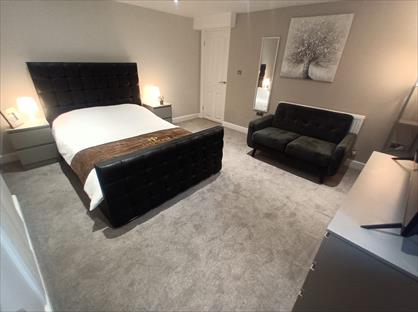 1 Bed Flat, Longshut Lane West, SK2