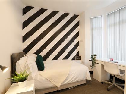 Room in a Shared House, Romer Road, L6