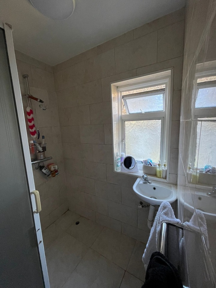 London Studio Flat, Buchanan Gardens, NW10 To Rent Now for £1,500.