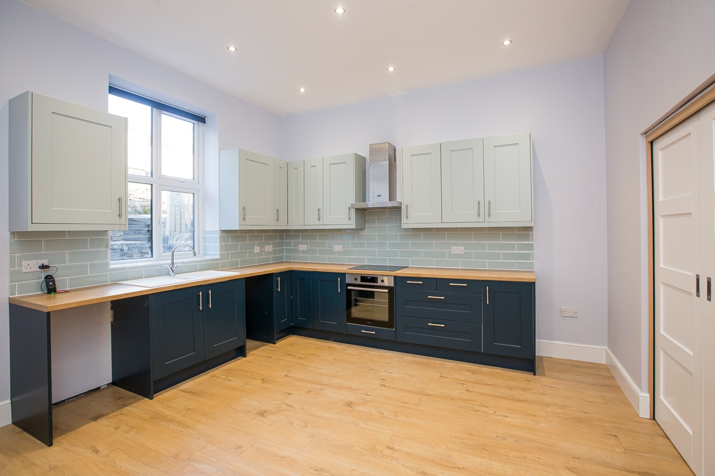 Huddersfield 3 Bed SemiDetached House, Netheroyd Hill Road, HD2 To