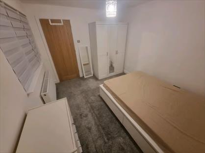 Room in a Shared House, Winscombe, RG12