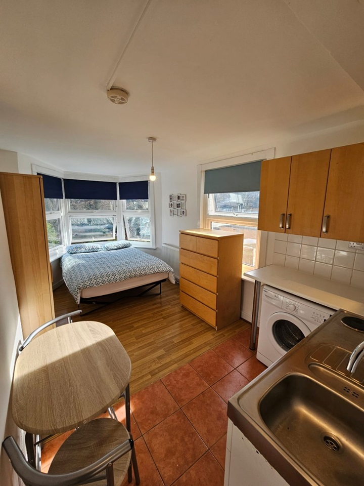 London Studio Flat, Hornsey Park Road, N8 To Rent Now for £999.00 p/m