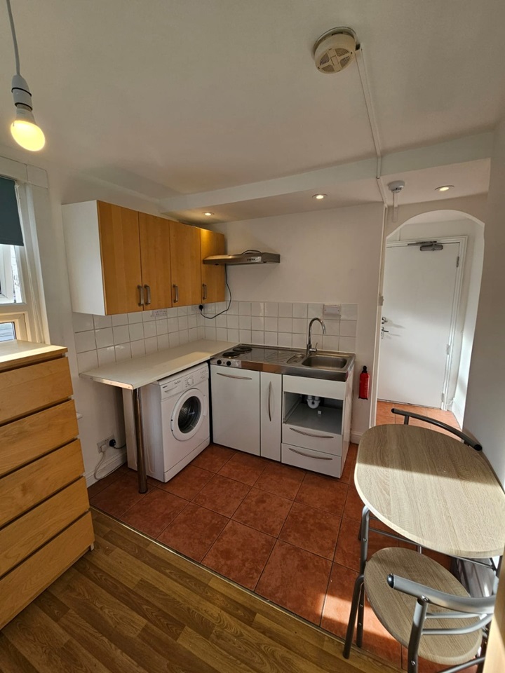 London Studio Flat, Hornsey Park Road, N8 To Rent Now for £999.00 p/m