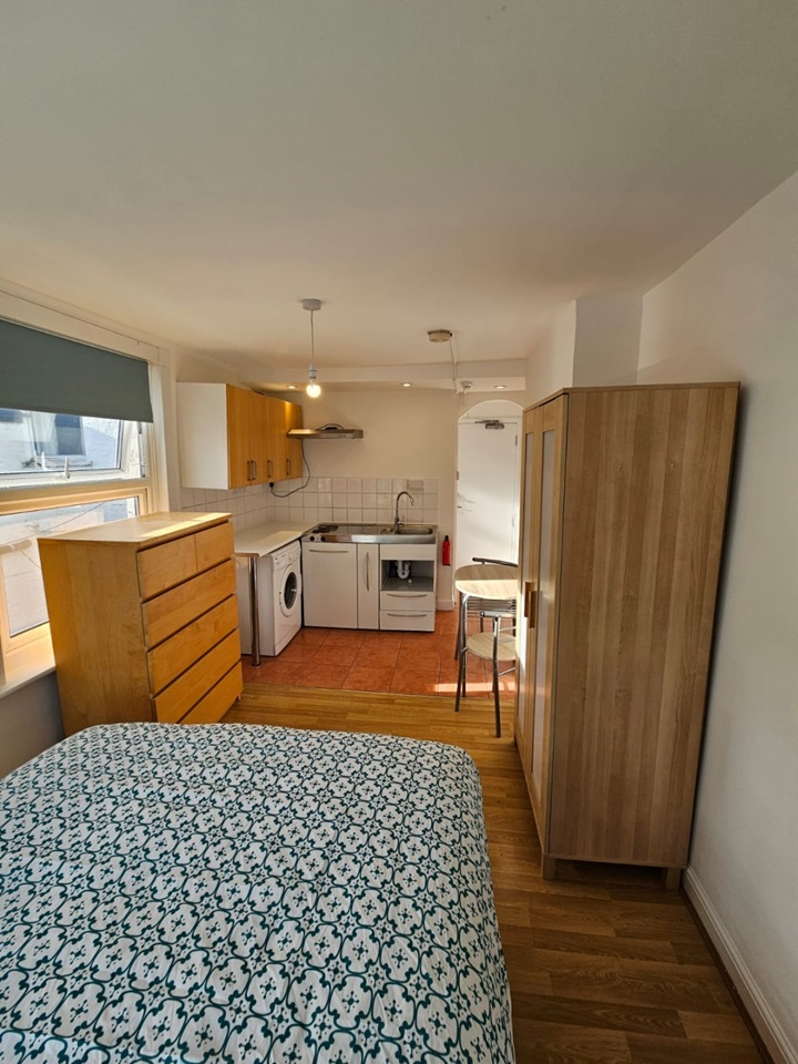 London Studio Flat, Hornsey Park Road, N8 To Rent Now for £999.00 p/m