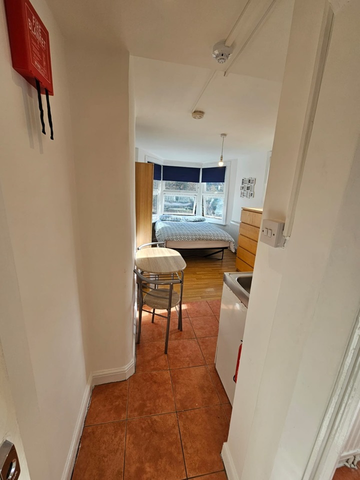 London Studio Flat, Hornsey Park Road, N8 To Rent Now for £999.00 p/m