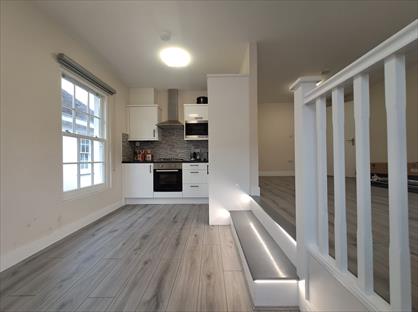 2 Bed Flat, Angel Court, GU7