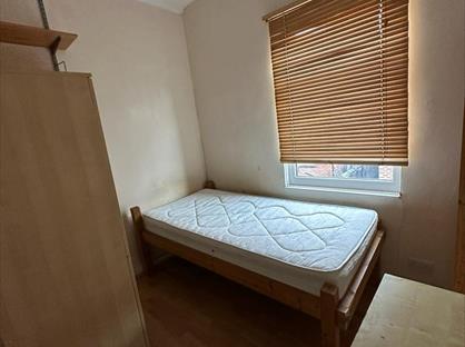 Room in a Shared House, Deramore Street, M14