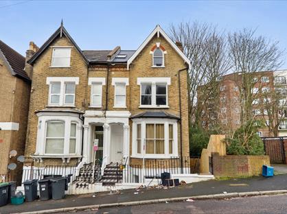 2 Bed Flat, Rockmount Road, SE19