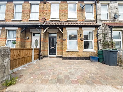 3 Bed Terraced House, North Avenue, SS2