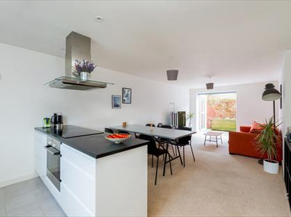 2 Bed Flat, Wykford Place, GU2