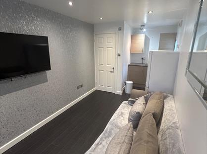 1 Bed Flat, The Nightingales, TW19