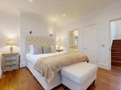 3 Bed Terraced House, Montpelier Walk, SW7