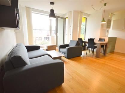 2 Bed Flat, High Street, M4