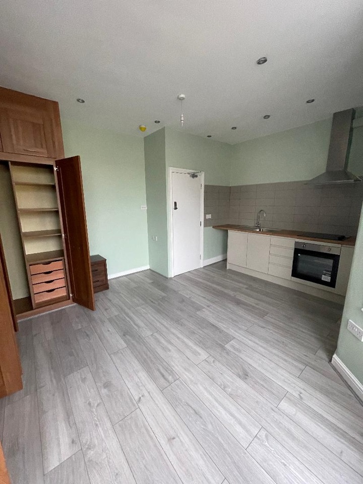East Ham Room in a Shared House, Henniker Gardens, E6 To Rent Now