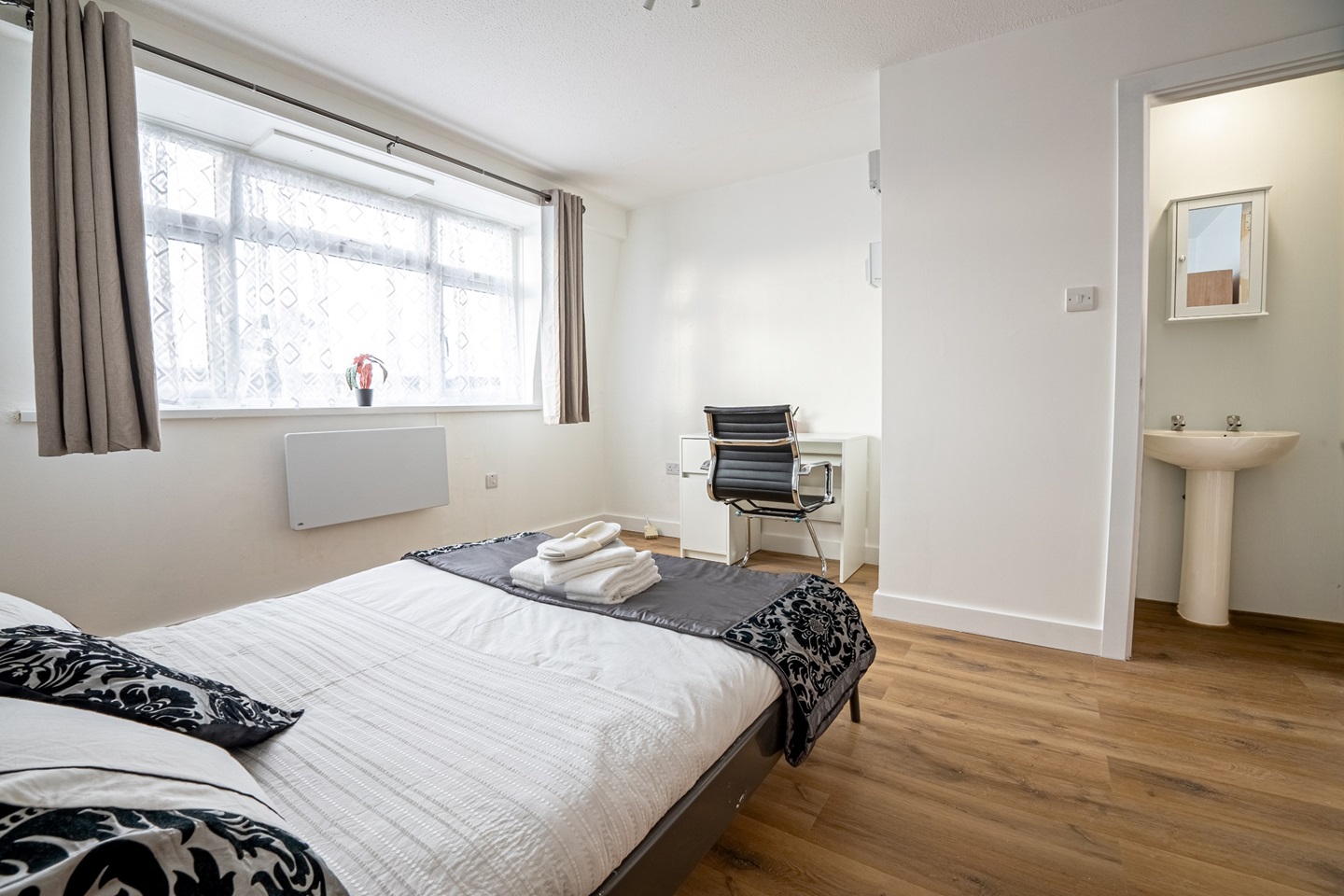 London Room in a Shared House, Atkinson Road, E16 To Rent Now for £