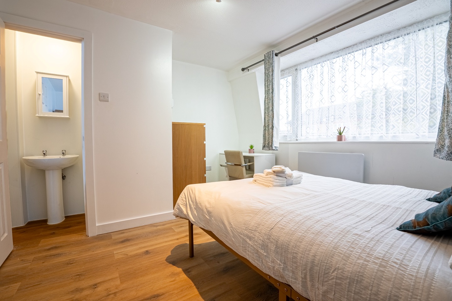 London Room in a Shared House, Atkinson Road, E16 To Rent Now for £