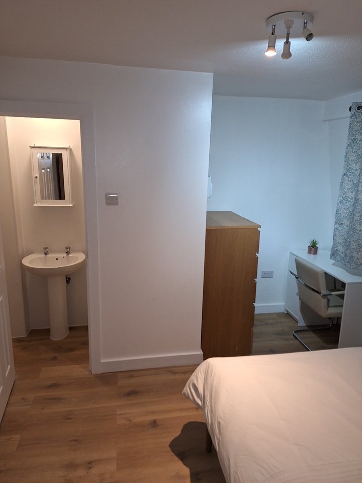 London Room in a Shared House, Atkinson Road, E16 To Rent Now for £