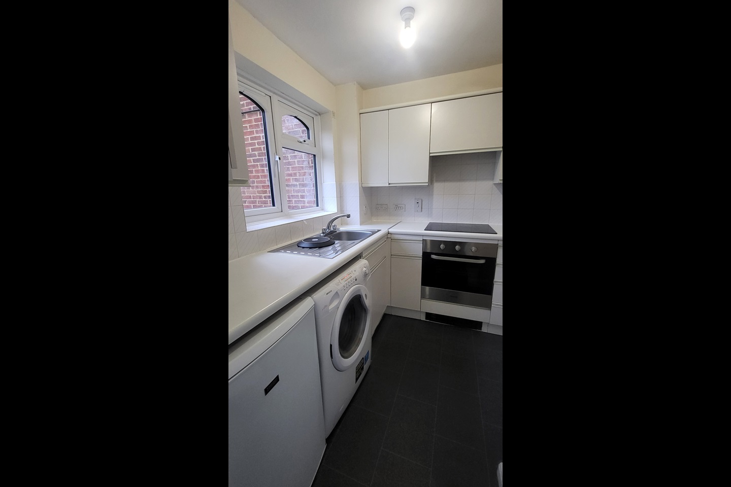 Maidenhead Studio Flat, Corfe Place, SL6 To Rent Now for £1,000.00 p/m