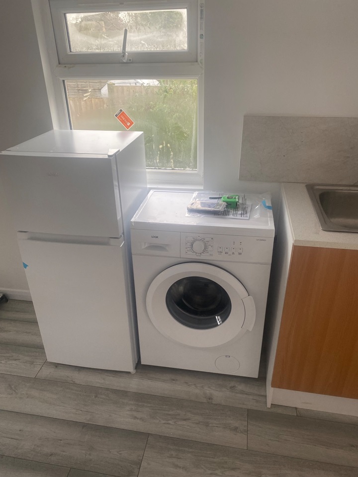 London Bedsit, Danemead Grove, UB5 To Rent Now for £950.00 p/m