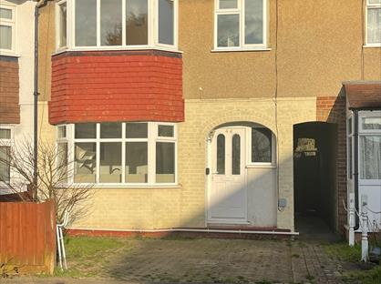 4 Bed Semi-Detached House, Wimborne Avenue, RH1