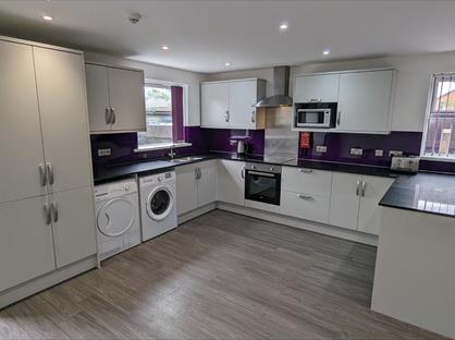 8 Bed End Terrace, Abbotsford Mews, L39