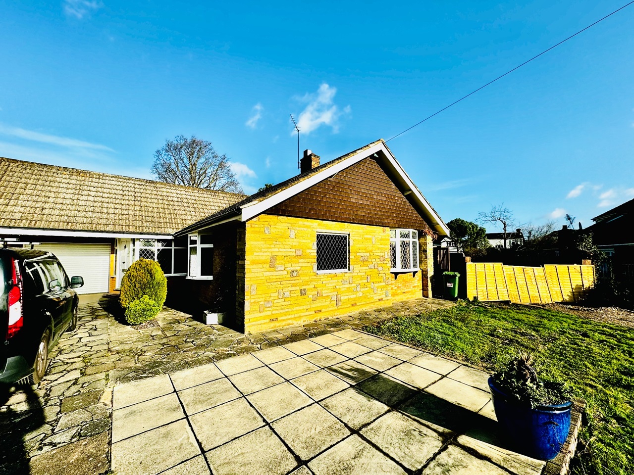 Hornchurch 4 Bed Bungalow, Ferndown, RM11 To Rent Now for £2,600.00 p/m
