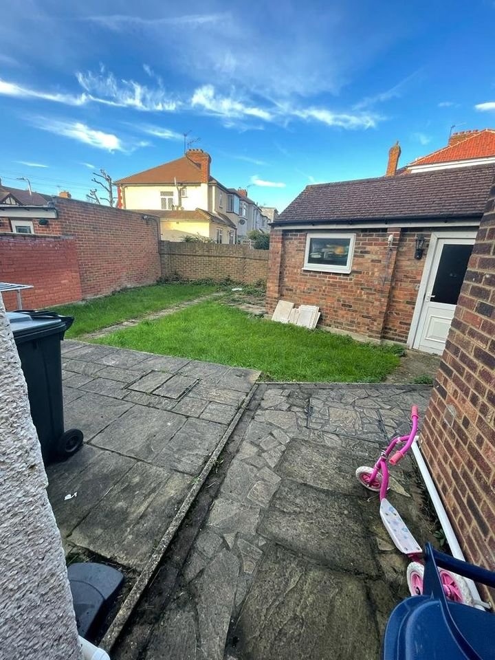 Perivale, Greenford 4 Bed SemiDetached House, Devon Close, UB6 To