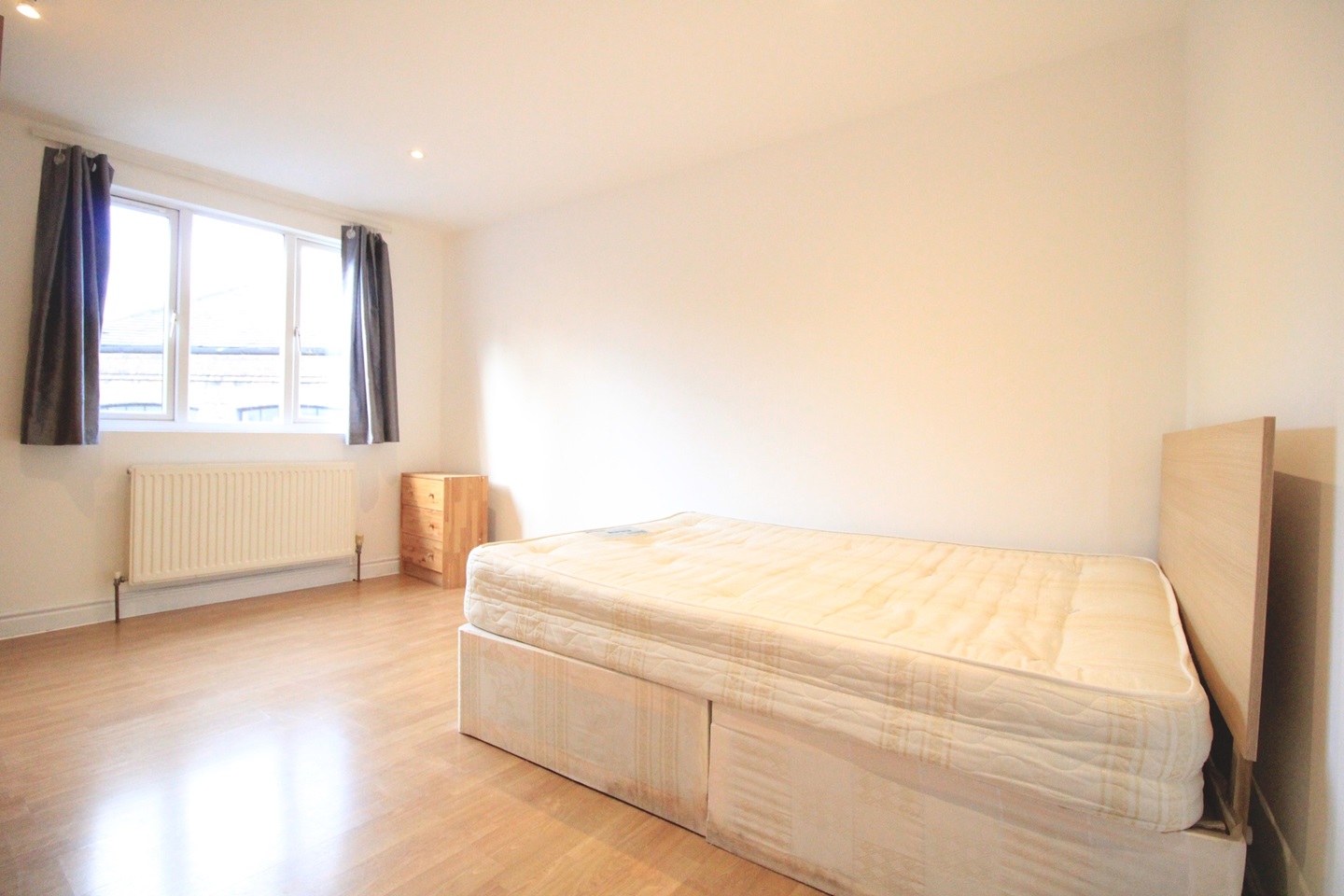 London - 2 Bed Flat, Hackney Road, E2 - To Rent Now for £2,550.00 p/m