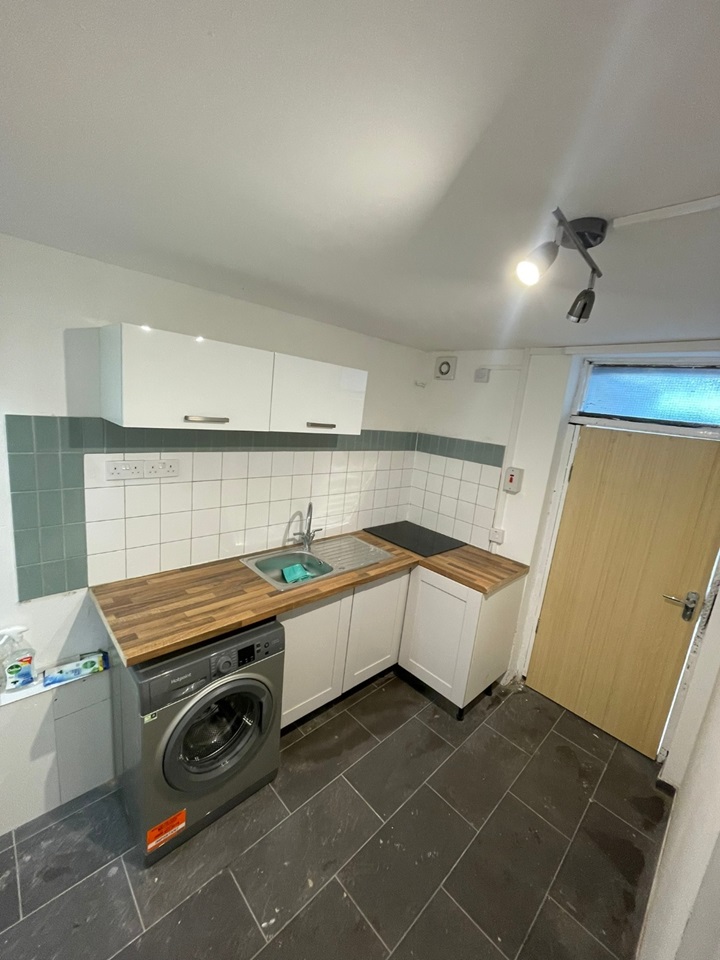 London Studio Flat, Maidstone Road, N11 To Rent Now for £1,275.00 p/m