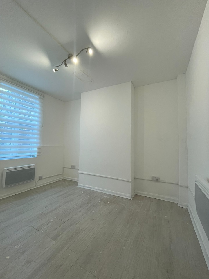 London Studio Flat, Maidstone Road, N11 To Rent Now for £1,275.00 p/m