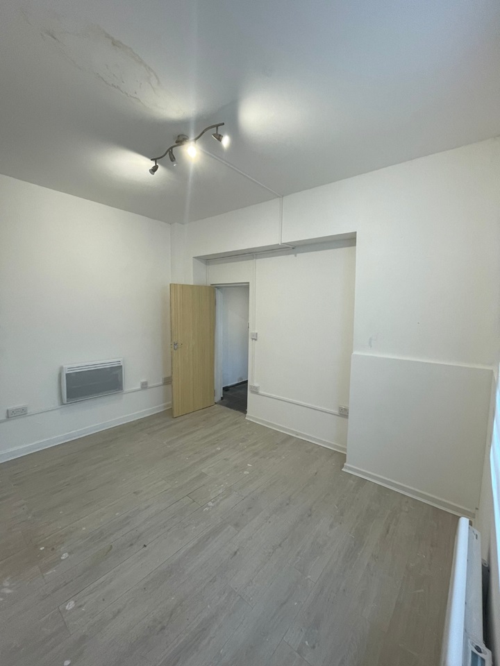 London Studio Flat, Maidstone Road, N11 To Rent Now for £1,275.00 p/m