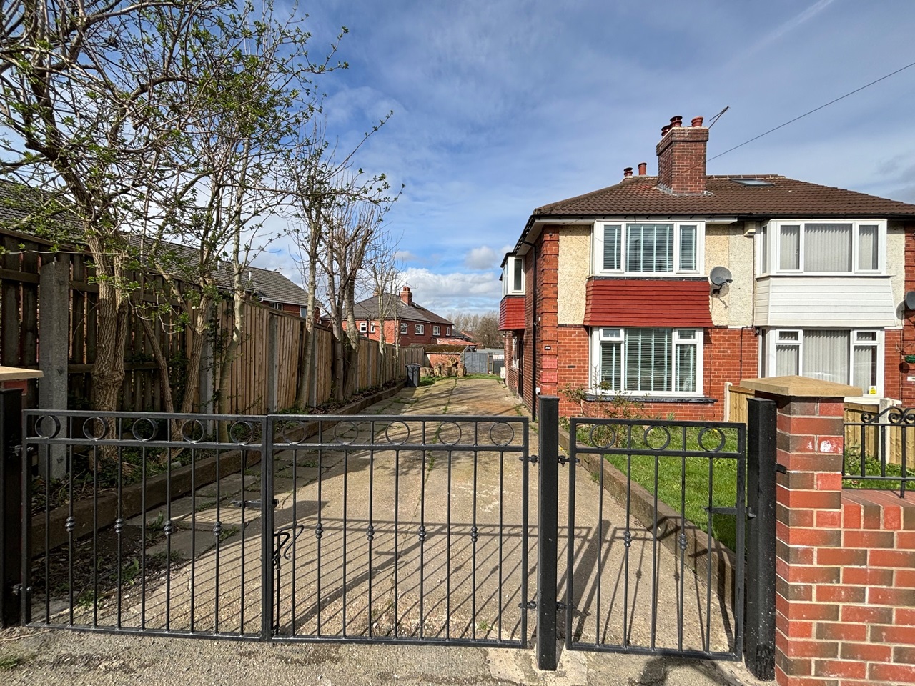 Leeds 3 Bed SemiDetached House, Whitehall Road, LS12 To Rent Now