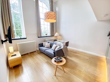 Studio Flat, Mcdonald Road, EH7