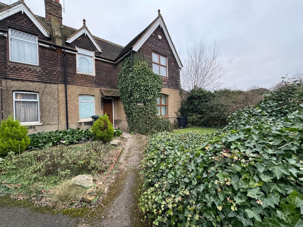 Northfleet, Gravesend 4 Bed SemiDetached House, New House Lane, DA11