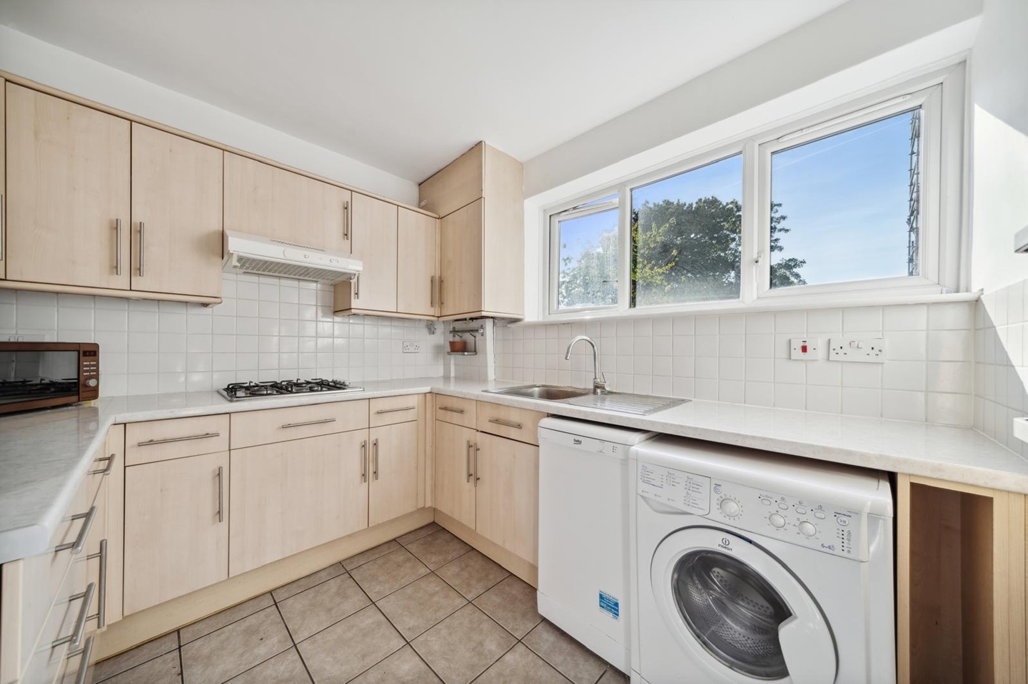 London Room in a Shared Flat, Urmston Drive, SW19 To Rent Now for £850.00 p/m