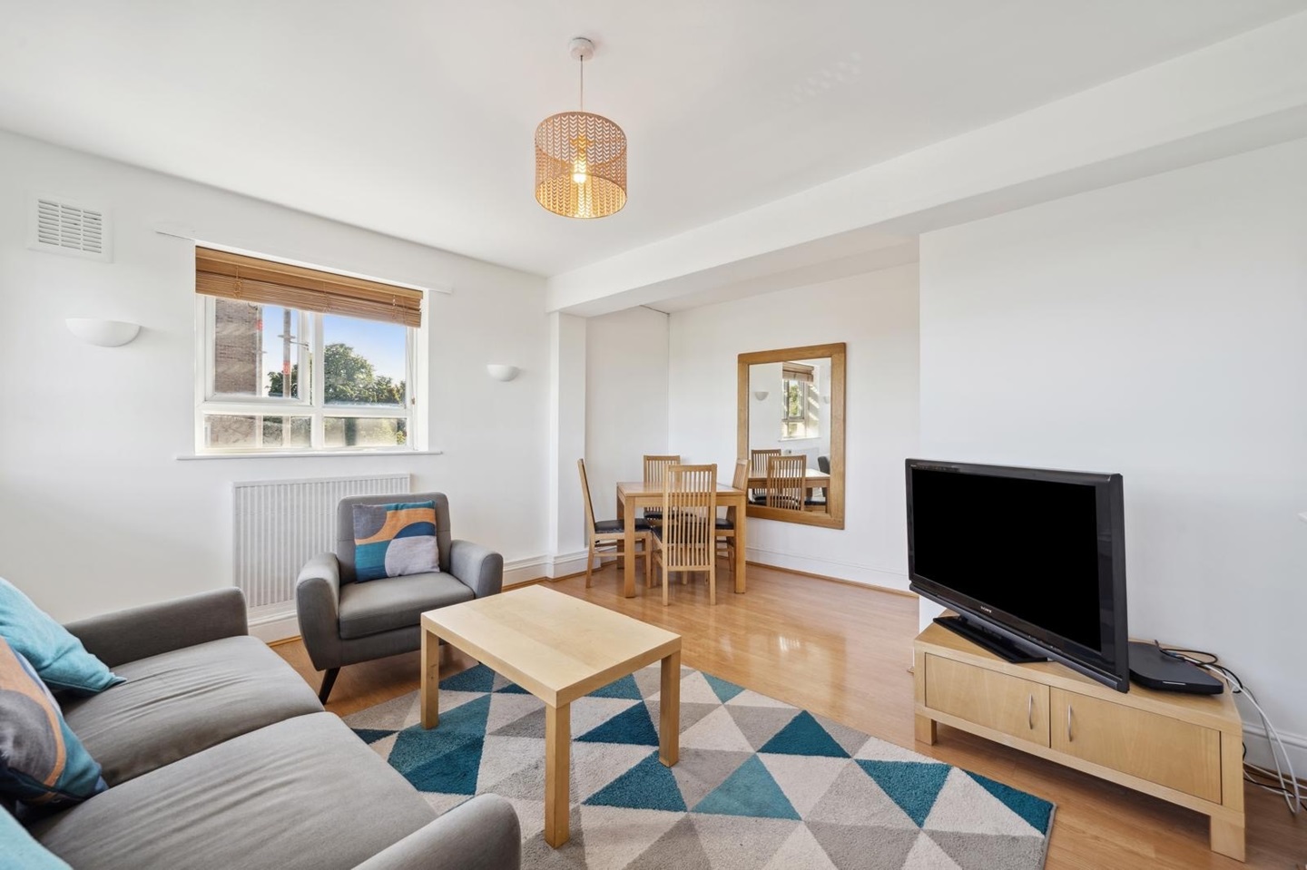 London Room in a Shared Flat, Urmston Drive, SW19 To Rent Now for £850.00 p/m