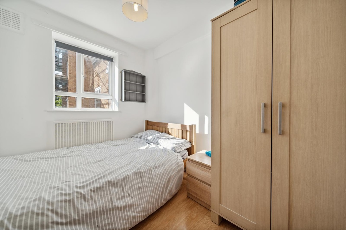 London Room in a Shared Flat, Urmston Drive, SW19 To Rent Now for £850.00 p/m