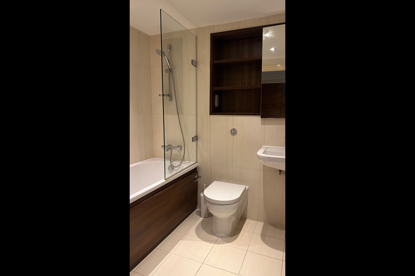 London Studio Flat, Napier House, W3 To Rent Now for £1,295.00 p/m