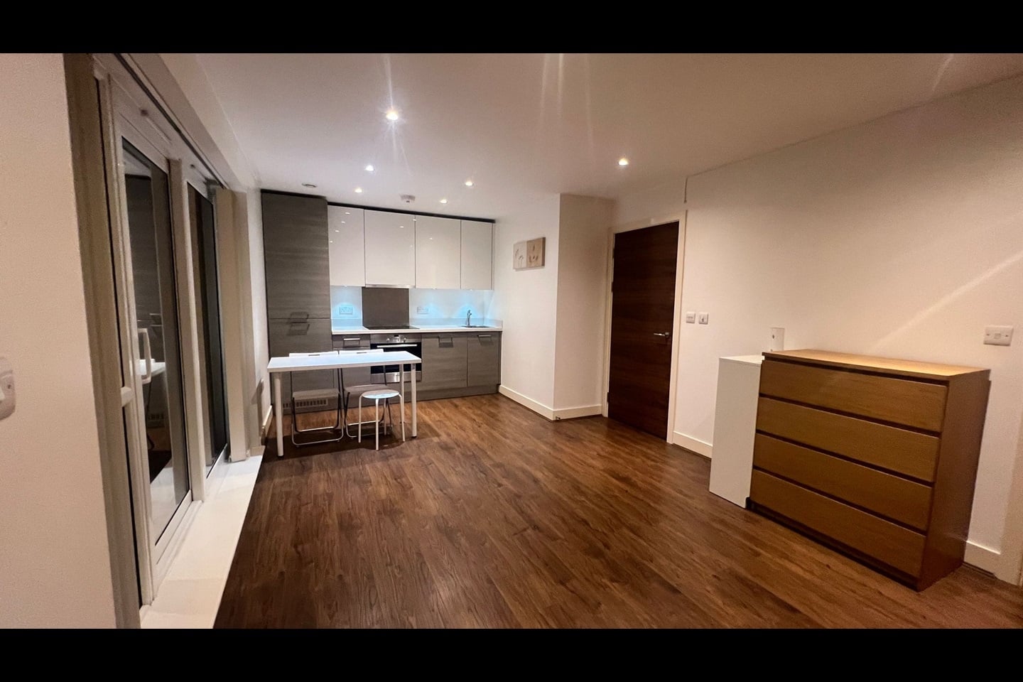 London Studio Flat, Napier House, W3 To Rent Now for £1,295.00 p/m