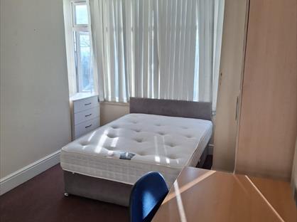 Room in a Shared House, Oval Road, B24