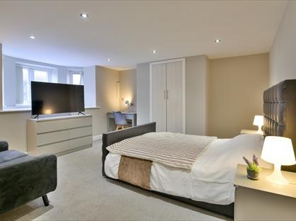 1 Bed Flat, Longshut Lane West, SK2