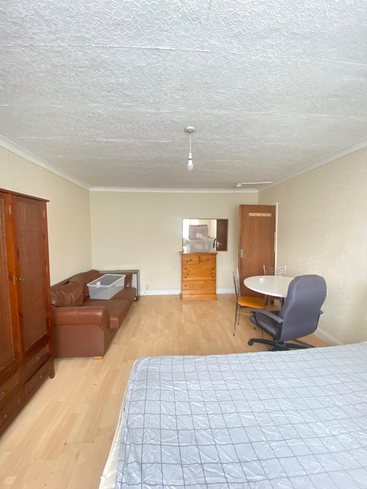 Feltham 3 Bed Flat, Feltham, TW14 To Rent Now for £1,950.00 p/m