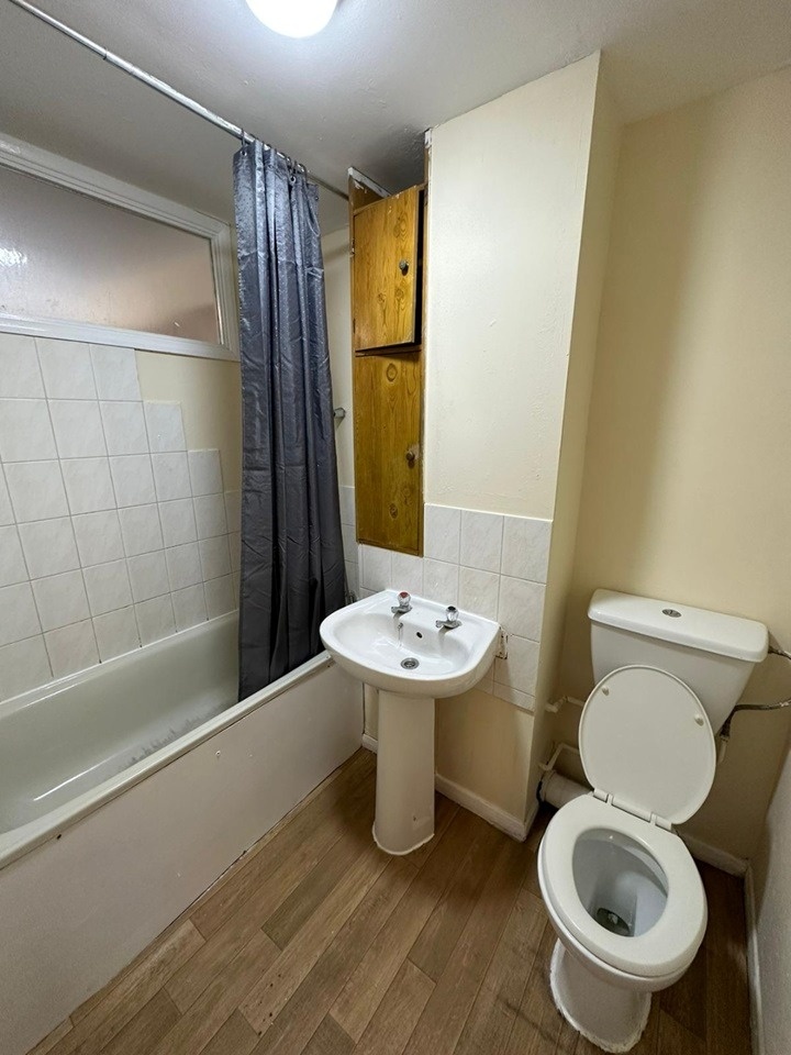 Barking 2 Bed Flat, Gurney Close, IG11 To Rent Now for £1,600.00 p/m