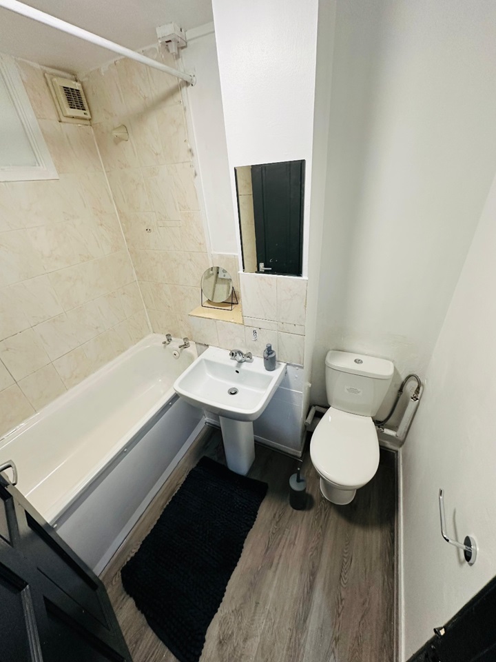 Barking 2 Bed Flat, Gurney Close, IG11 To Rent Now for £1,600.00 p/m