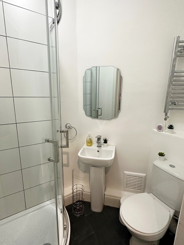 Bradford Room in a Shared House, Bradford, BD8 To Rent Now for £400