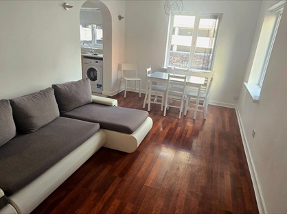 2 Bed Flat, Queens Court, B1
