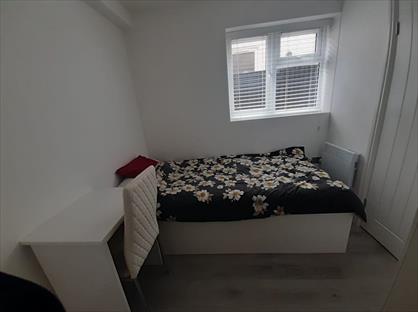 Room in a Shared House, Foresters Drive, SM6