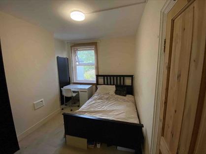 Room in a Shared House, Woodside Road, SE25
