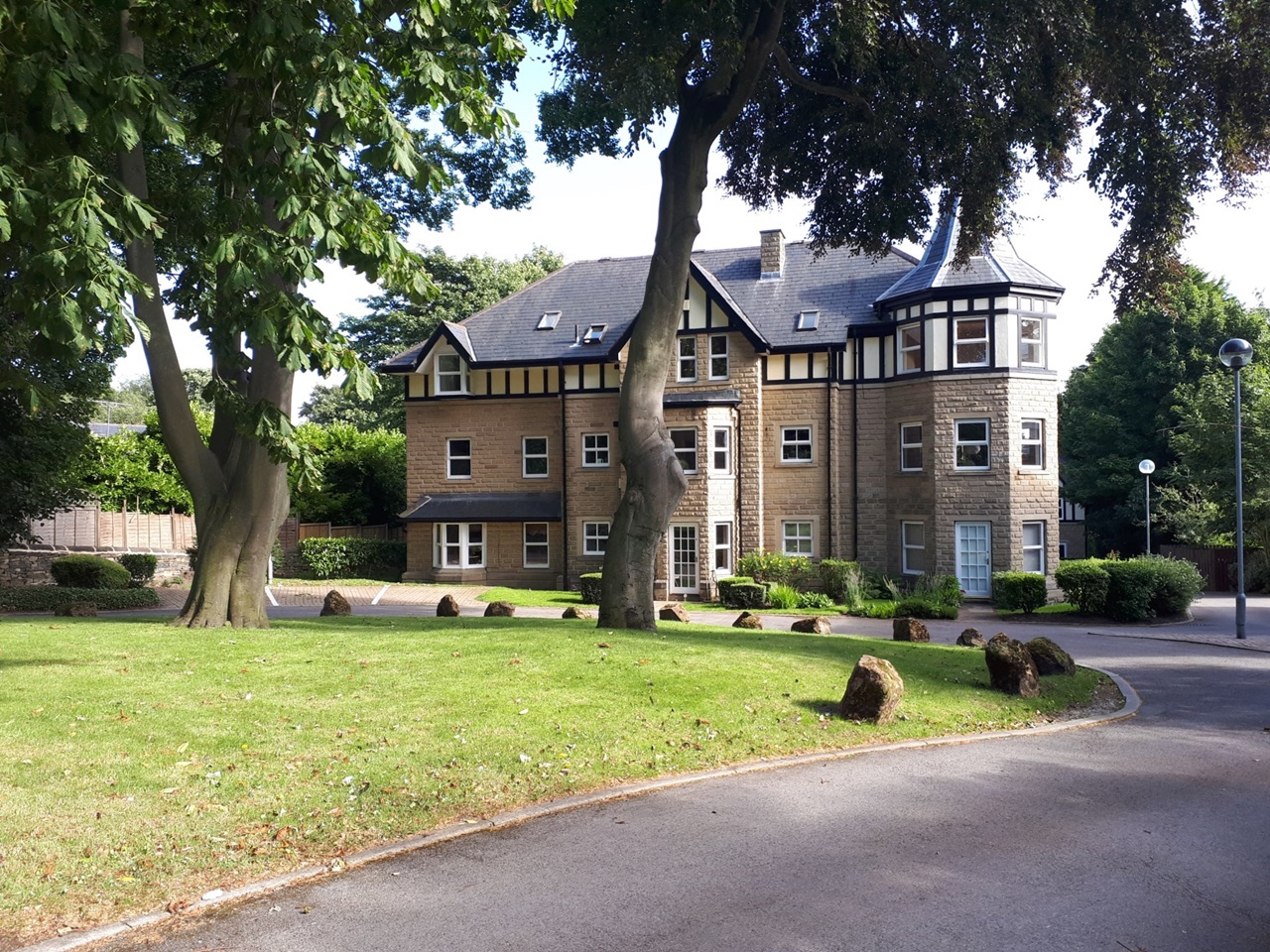 Roundhay, Leeds 2 Bed Flat, Greystones Court, LS8 To Rent Now for £