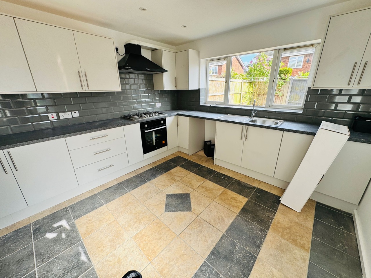 Tipton 4 Bed SemiDetached House, Oakley Avenue, DY4 To Rent Now